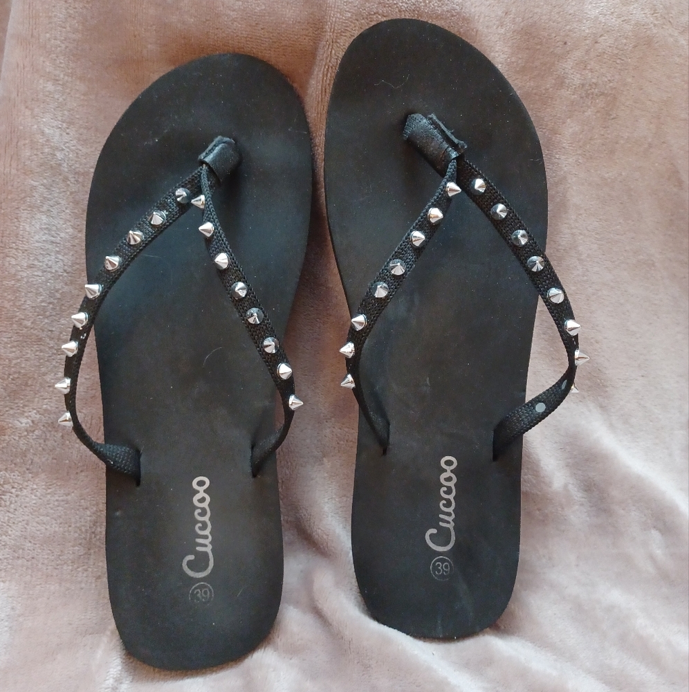 CUCCO STUDDED FLIP FLOPS